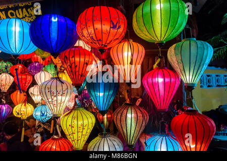 Panno colorato lanterne di luce della lampada sfumature appendere fuori a Hoi An, Vietnam Foto Stock