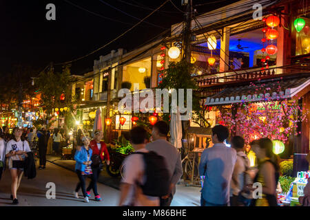 Panno colorato lanterne lampada sfumature di luce appeso al di fuori di negozi e ristoranti di Hoi An, Vietnam Foto Stock