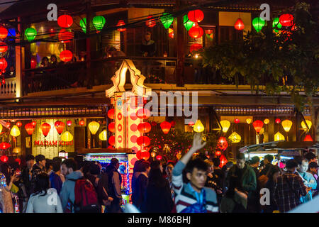 Panno colorato lanterne lampada sfumature di luce appeso al di fuori di negozi e ristoranti di Hoi An, Vietnam Foto Stock