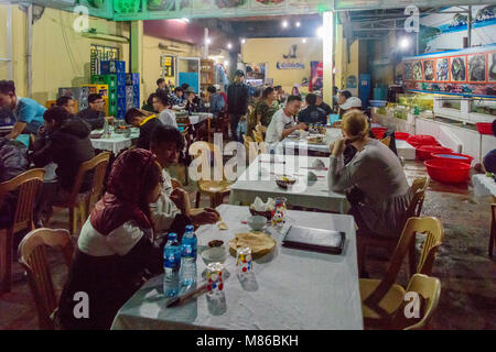Il ristorante di frutti di mare popolare tra la gente del posto a Hoi An, Vietnam Foto Stock