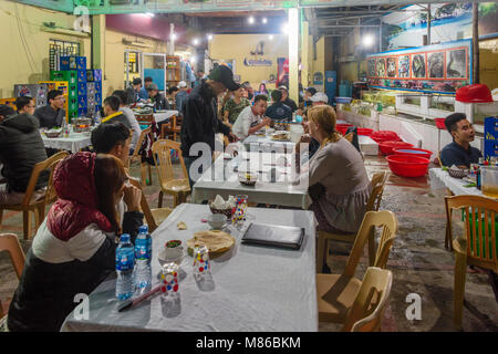 Il ristorante di frutti di mare popolare tra la gente del posto a Hoi An, Vietnam Foto Stock