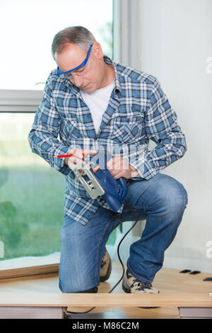 Può la posa di pavimenti in laminato a casa Foto Stock