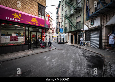 Persone non identificate a piedi la strada di Chinatown a New York City. Foto Stock