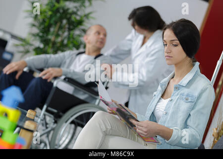 La donna in attesa al medico in sala d'attesa Foto Stock
