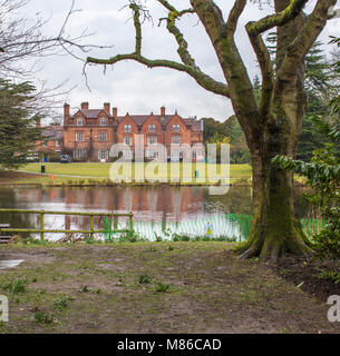 Gli edifici del Reaseheath Agricultural College nuovo nantwich nel Cheshire visto attraverso il lago Foto Stock