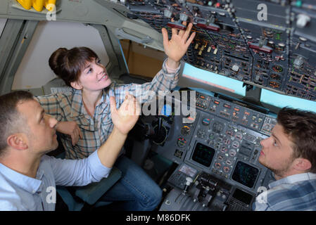 Ingegneri all'interno di un pozzetto piani Foto Stock