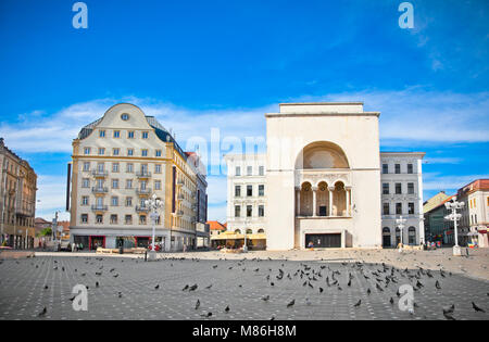 La piazza centrale con la nazionale rumena Opera House in Timisoara, Romania. Foto Stock