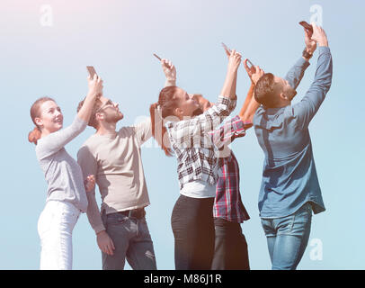 Vista posteriore. happy amici facendo un selfie. Foto Stock
