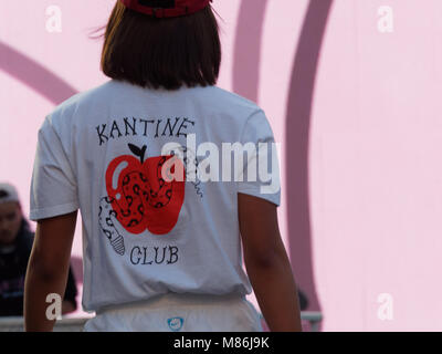 Montreal, Canada 23/08/2017 Un modello di passeggiate sulla pista alla Kantine Club fashion show tenutosi durante la Moda e Design Festival. Foto Stock