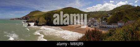 Panorama di Llangrannog sulla costa gallese in una giornata di sole Foto Stock