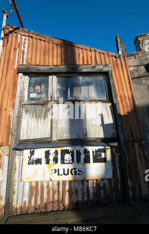 Il vecchio malandato 50s 60s Welsh garage vicino a Caernarfon in North West Wales Foto Stock