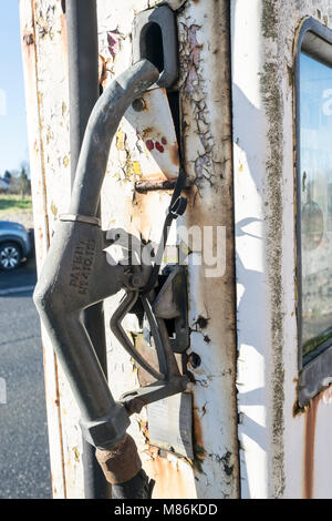 Il vecchio malandato 50s 60s Welsh garage vicino a Caernarfon in North West Wales Foto Stock