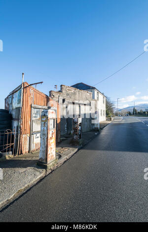 Il vecchio malandato 50s 60s Welsh garage vicino a Caernarfon in North West Wales Foto Stock