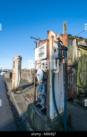 Il vecchio malandato 50s 60s Welsh garage vicino a Caernarfon in North West Wales Foto Stock