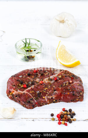 Carne di manzo crudo steak formato verticale di legno di legno della scheda Foto Stock