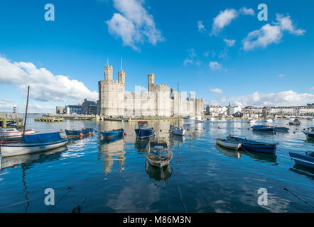 Caernarfon Castle sulla costa settentrionale del Galles Foto Stock