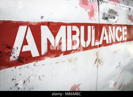 Masha e l'Orso ambulanza. La riproduzione del veicolo dell'originale serie animata. Dettagli della caratteristica di rusty pannello laterale. Bergamo, Foto Stock