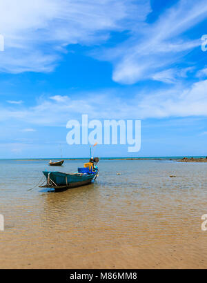 Piccola barca da pesca ormeggiate lungo la spiaggia,Thailandia Foto Stock