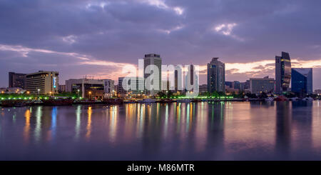 Vista su Dubai Creek verso Deira all'alba, Dubai, Emirati Arabi Uniti Foto Stock