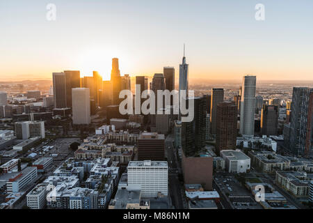Sunrise vista aerea delle torri, le strade e gli edifici nel centro di Los Angeles in California. Foto Stock