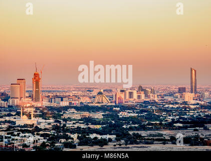 Vista in elevazione verso la sanità e Wafi Città, Dubai, Emirati Arabi Uniti Foto Stock