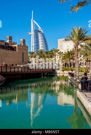 Medinat Jumeirah e il Burj Al Arab Hotel di lusso, Dubai, Emirati Arabi Uniti Foto Stock