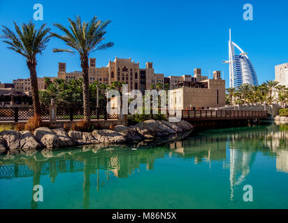 Medinat Jumeirah e il Burj Al Arab Hotel di lusso, Dubai, Emirati Arabi Uniti Foto Stock