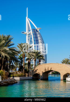 Medinat Jumeirah e il Burj Al Arab Hotel di lusso, Dubai, Emirati Arabi Uniti Foto Stock