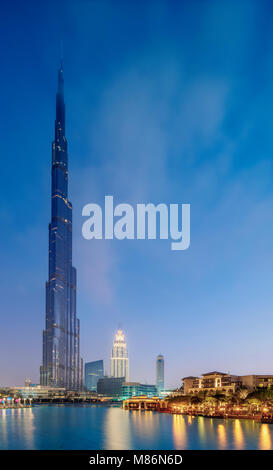 Il Burj Khalifa grattacielo all'alba, Downtown, Dubai, Emirati Arabi Uniti Foto Stock