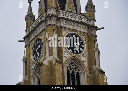 Novi Sad Serbia. Febbraio 8, 2017. Orologio sulla torre del Nome di Maria la Chiesa (Crkva imena Marijinog) Foto Stock