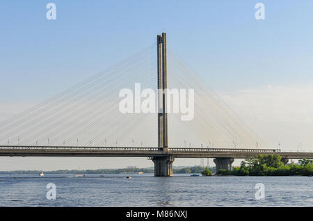 Pivdennyi (Sud) ponte attraverso il Dnieper a Kiev in Ucraina. Esso è il più alto ponte in Ucraina. Foto Stock
