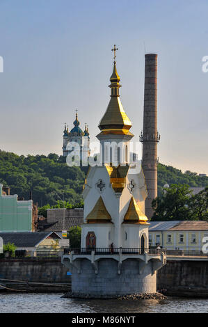 San Nicolas Wondermaker sull'acqua chiesa e la chiesa di Sant'Andrea a Kiev, Ucraina Foto Stock