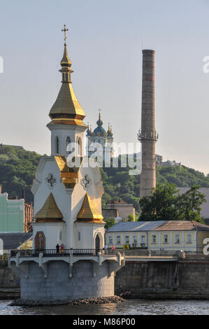 San Nicolas Wondermaker sull'acqua chiesa e la chiesa di Sant'Andrea a Kiev, Ucraina Foto Stock