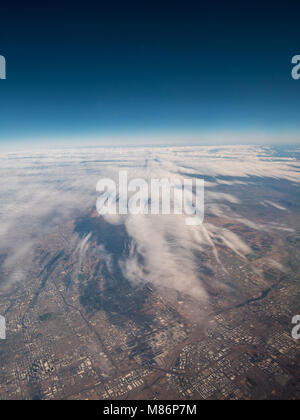 Tappeto di nubi su grandi città America durante il giorno di viaggio Foto Stock