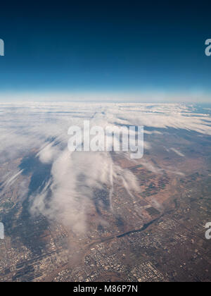 Vista aerea di nuvole sottili città di copertura Foto Stock