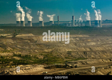 Torri di raffreddamento e ciminiere a Turow centrale termoelettrica di open-pit brown miniera di carbone nei pressi di Bogatynia nella Bassa Slesia regione, Polonia Foto Stock