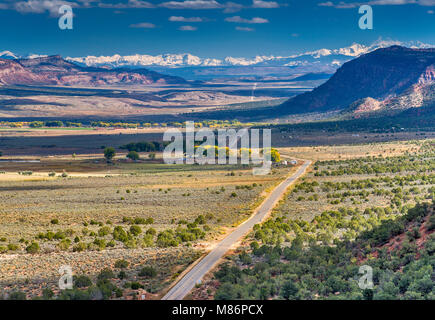 Paradosso Creek Valley, San Juan montagne in lontananza, 75 miglia o 120 km se, vista dall'autostrada 90, vicino alla città di bedrock, Colorado, STATI UNITI D'AMERICA Foto Stock