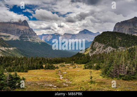 Lewis Range delle Montagne Rocciose, vista da andare-per-il-Sun Road a Logan pass nel Parco Nazionale di Glacier, Montana, USA Foto Stock