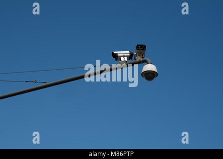 CCTV e sky. Telecamera TVCC di funzionamento di sicurezza Foto Stock