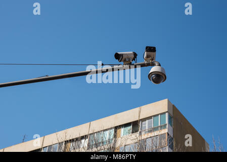 CCTV e sky. Telecamera TVCC di funzionamento di sicurezza Foto Stock