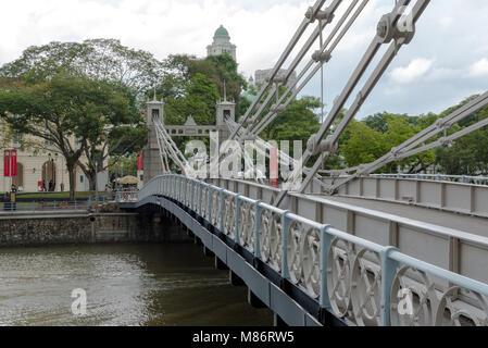 Cavenagh Bridge su Marina Bay e il Fiume Singapore nel centro cittadino di Singapore Foto Stock