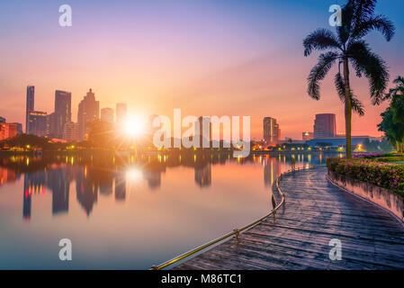 Cityscape immagine del Parco Benchakitti al tramonto a Bangkok, in Thailandia. Foto Stock