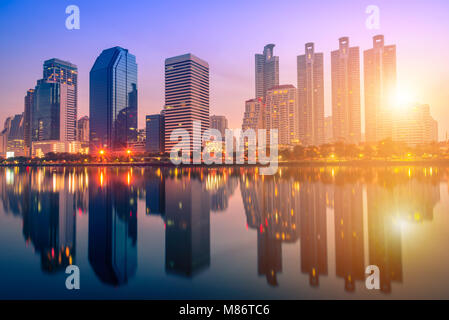 Cityscape immagine del Parco Benchakitti presso sunrise a Bangkok, in Thailandia. Foto Stock