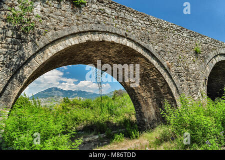 Il ponte Mesi in MES, vicino a Shkoder. Un vecchio ponte in pietra costruito dagli Ottomani nel 1770, ora un'attrazione turistica. Albania del Nord, Europa sudorientale Foto Stock