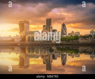 Grattacieli della City di Londra oltre il Tamigi al tramonto in Inghilterra. Foto Stock