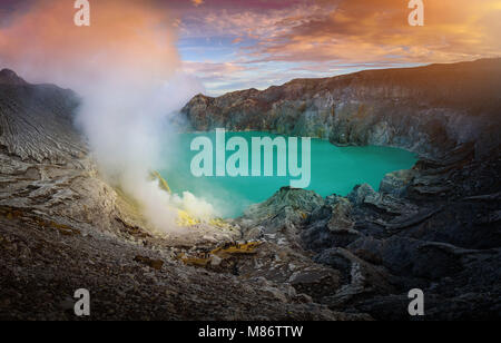 Kawah Ijen vulcano con il lago verde blu su sfondo cielo al mattino in Java Orientale, Indonesia. Foto Stock
