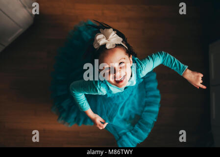 Vista aerea di una ragazza felice di girare intorno Foto Stock