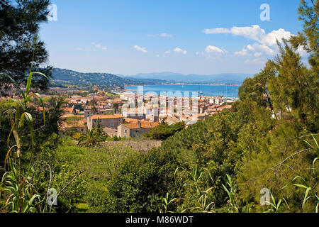 Vista su Saint Tropez e il golfo di Saint Tropez, riviera francese, il sud della Francia, Cote d'Azur, in Francia, in Europa Foto Stock