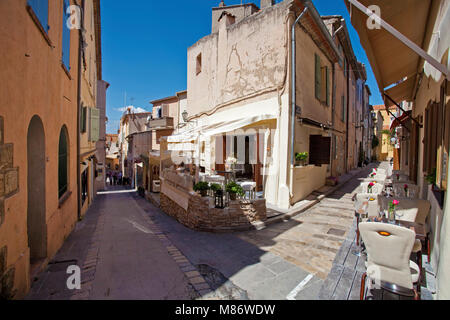 Piccoli ristoranti in centro storico di Saint Tropez, riviera francese, il sud della Francia, Cote d'Azur, in Francia, in Europa Foto Stock