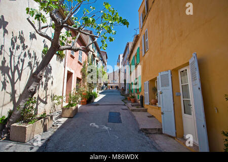 Vicolo al centro storico di Saint Tropez, riviera francese, il sud della Francia, Cote d'Azur, in Francia, in Europa Foto Stock